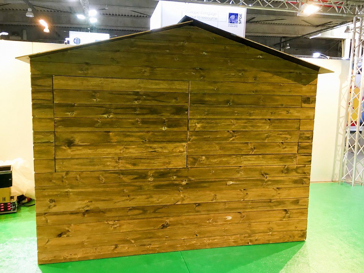 Holzhütte als Stand auf einer Messe